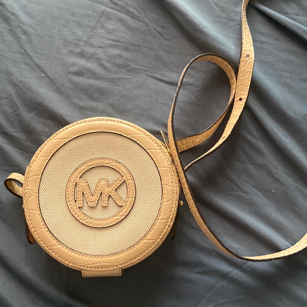 Michael Kors tan purse.  6 inches across.  Adjustable strap excellent condition